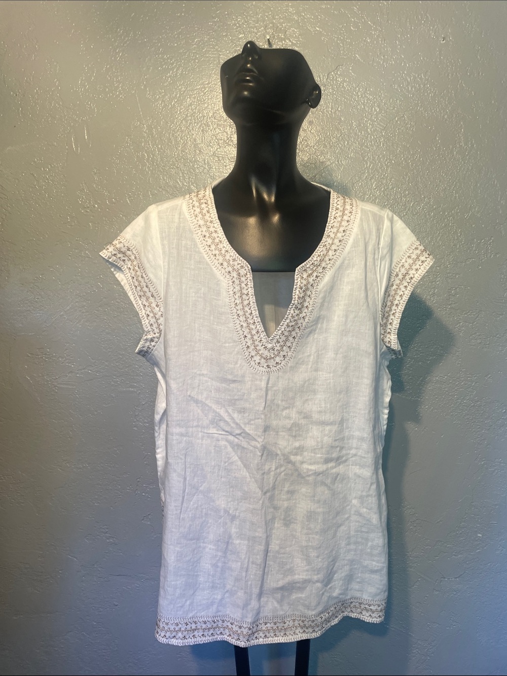 Women’s White metallic yarn Embroidered V-Neck Top linen
